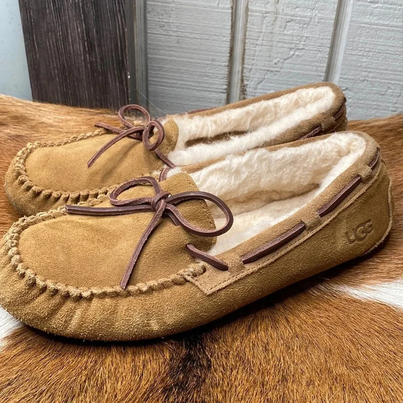 Womens UGG winter slippers size 7 check them out very nice thanks 🙏 - Picture 1 of 8